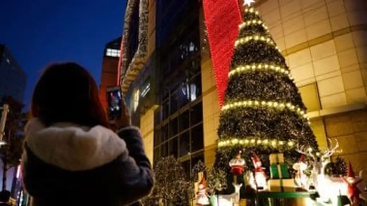 عيد الميلاد المجيد يعيد الحياة للبيوت والكنائس عبر شجرة الكريسماس وهدايا بابا نويل وتسابيح كيهك